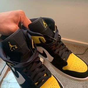 Jordan 1 mid yellow toe